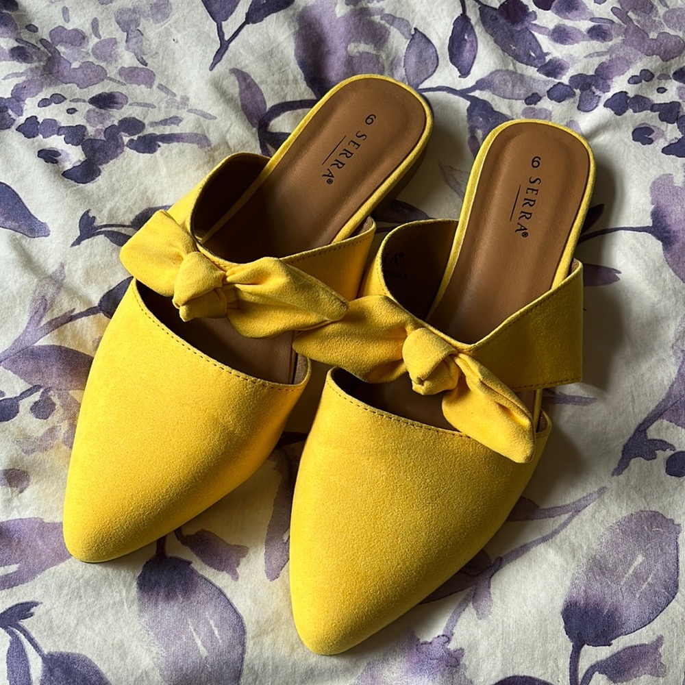 NWOT Yellow bow Slides